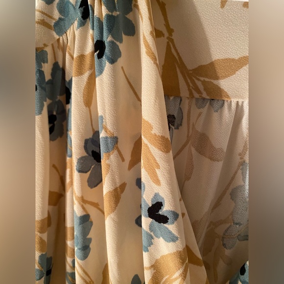 Elegant and flowy envelope dress - Picture 2 of 4